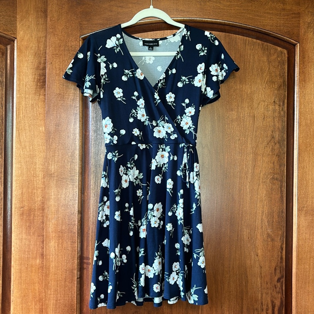 Fortune + Ivy Floral Wrap Dress; size Small